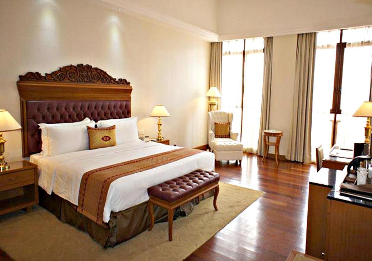 Royale Chulan Kuala Lumpur Hotel Kültér fotó A room at the hotel