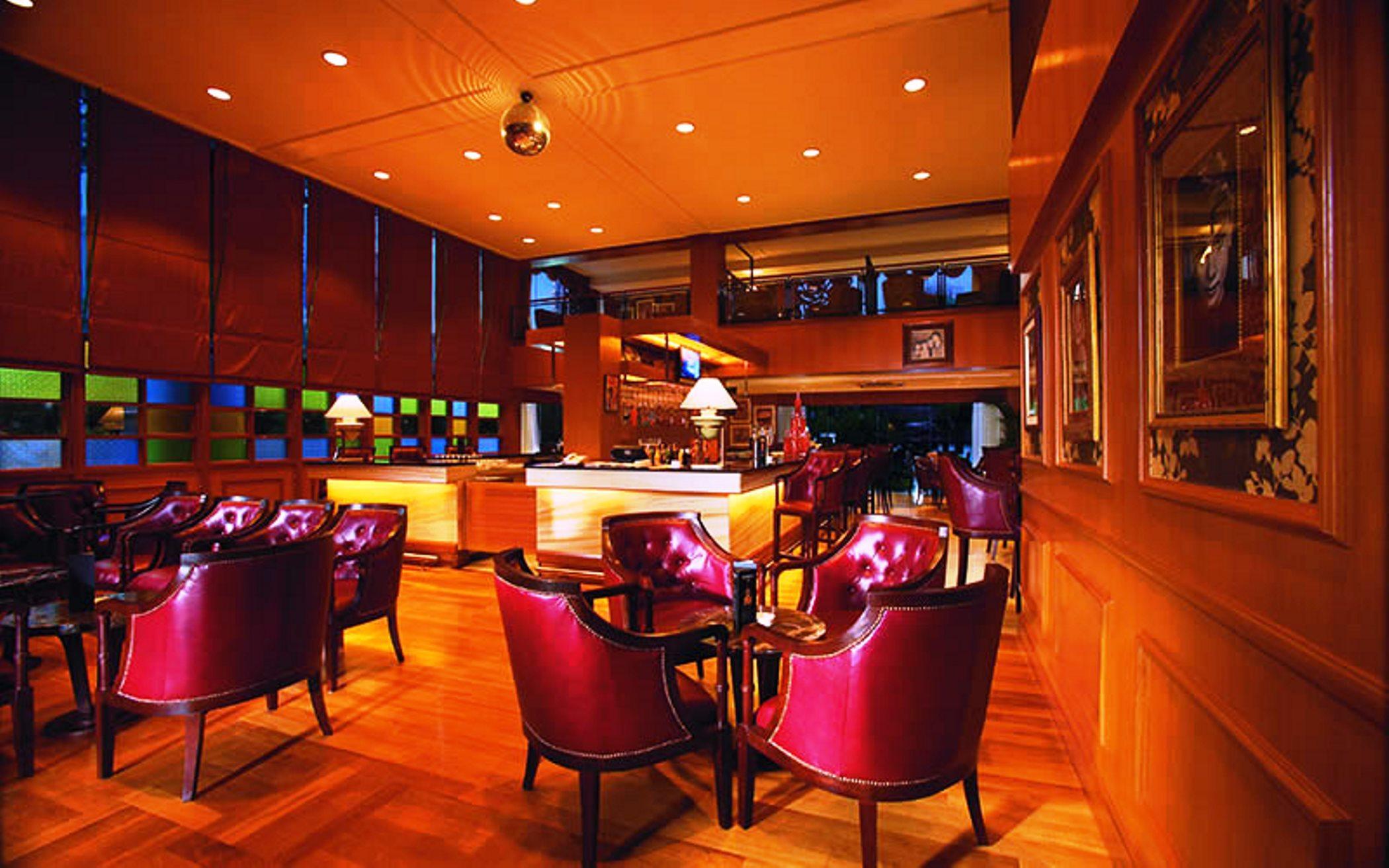 Royale Chulan Kuala Lumpur Hotel Kültér fotó The Club Lounge at Hong Kong International Airport