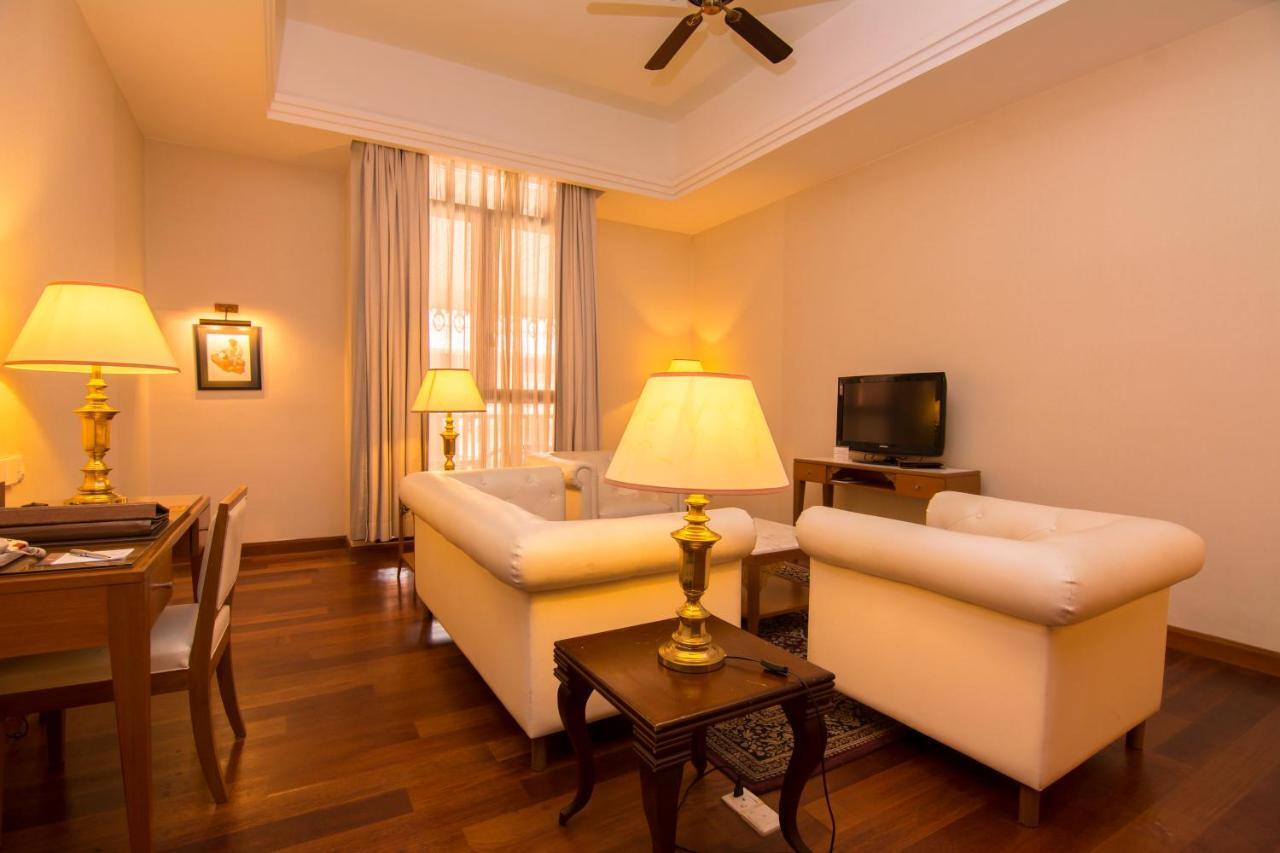 Royale Chulan Kuala Lumpur Hotel Kültér fotó A living room in a hotel suite