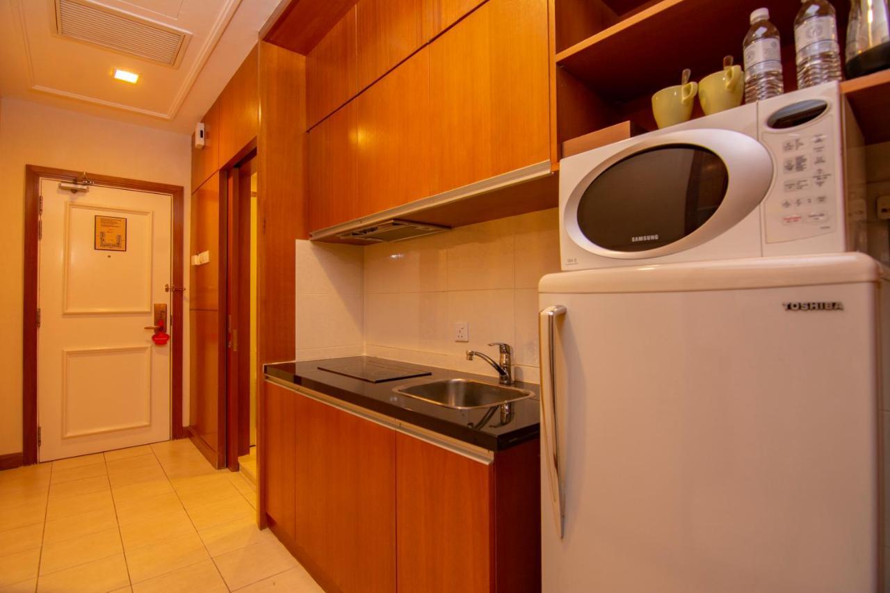 Royale Chulan Kuala Lumpur Hotel Kültér fotó A kitchenette in a hotel room