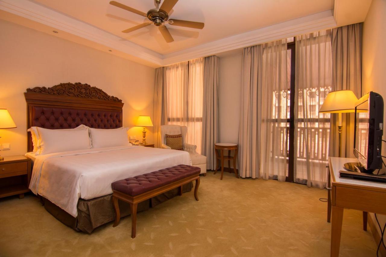 Royale Chulan Kuala Lumpur Hotel Kültér fotó A room at the hotel
