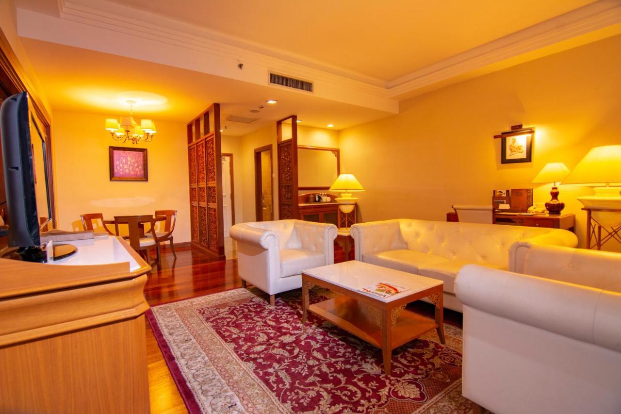 Royale Chulan Kuala Lumpur Hotel Kültér fotó Suite room at the hotel