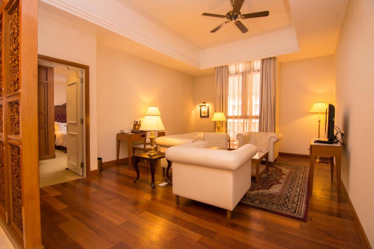 Royale Chulan Kuala Lumpur Hotel Kültér fotó A suite at the hotel
