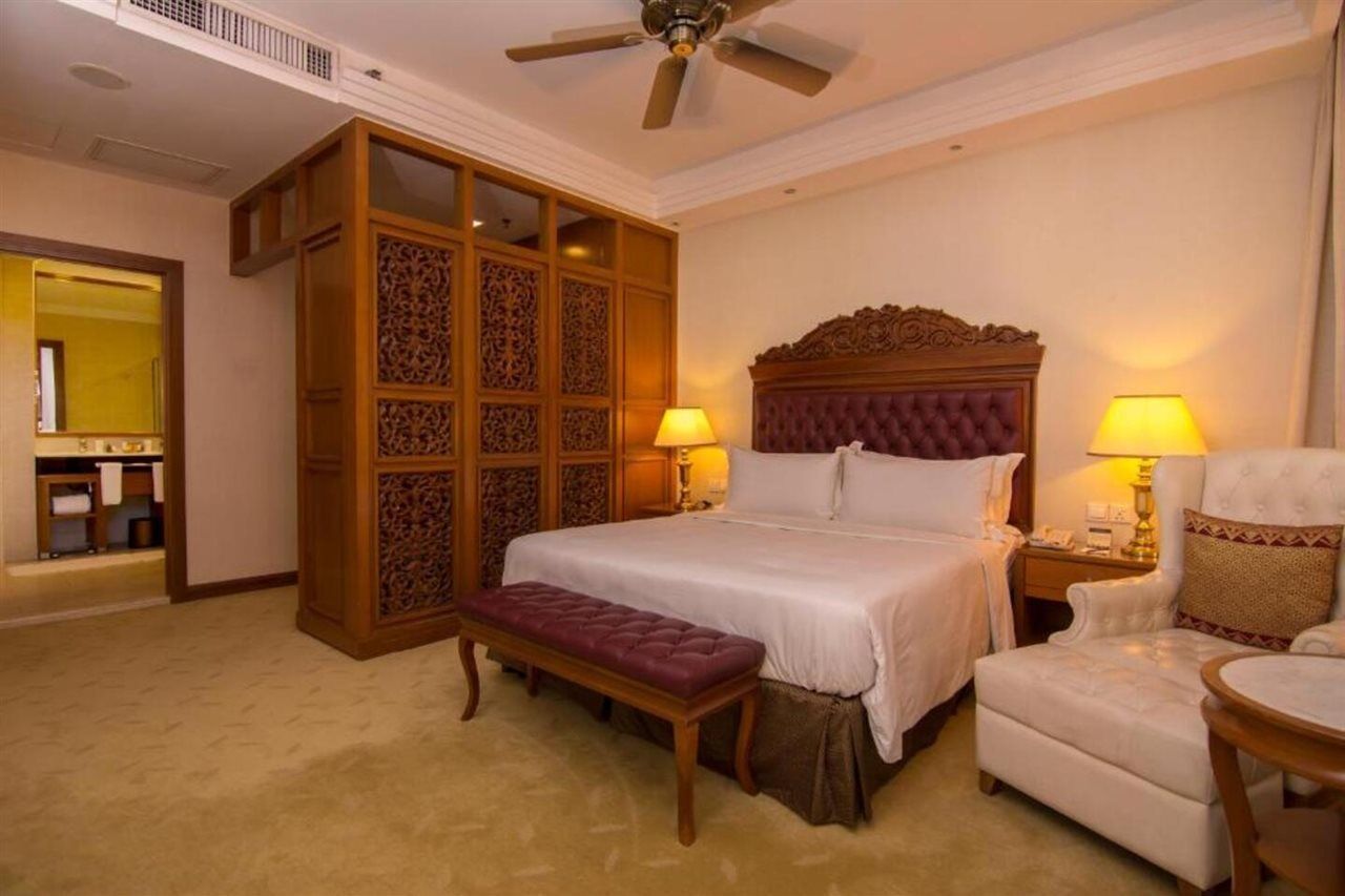 Royale Chulan Kuala Lumpur Hotel Kültér fotó A bedroom at the hotel