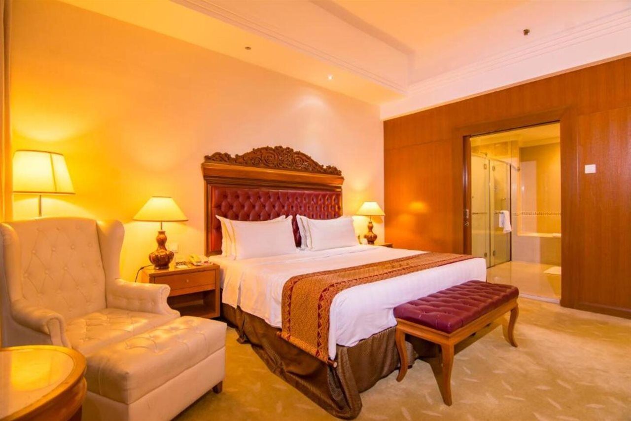 Royale Chulan Kuala Lumpur Hotel Kültér fotó A bedroom at the hotel
